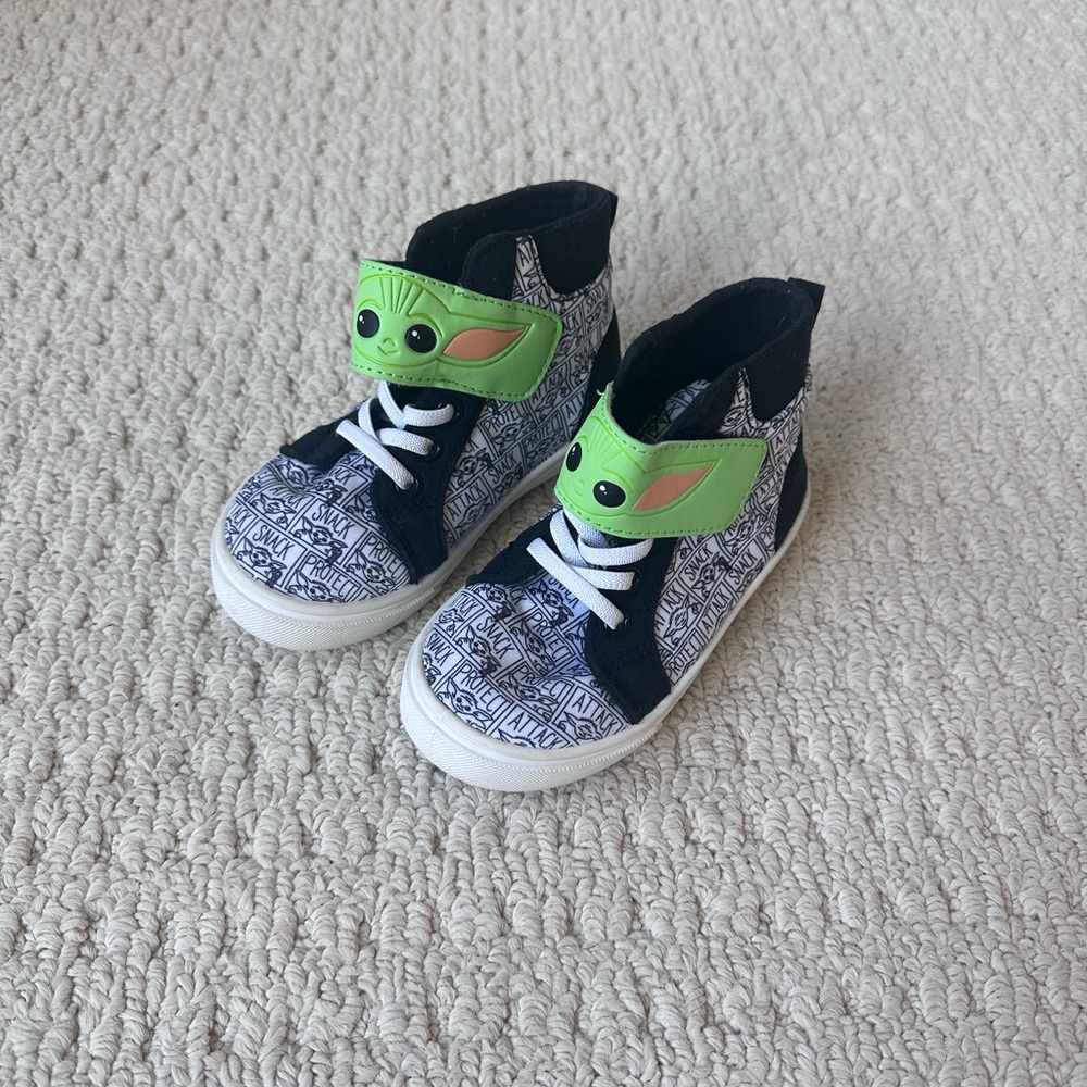 Mandolorian Star Wars Baby Yoda Grogu Size 9 kids Toddler high top Shoe sneakers